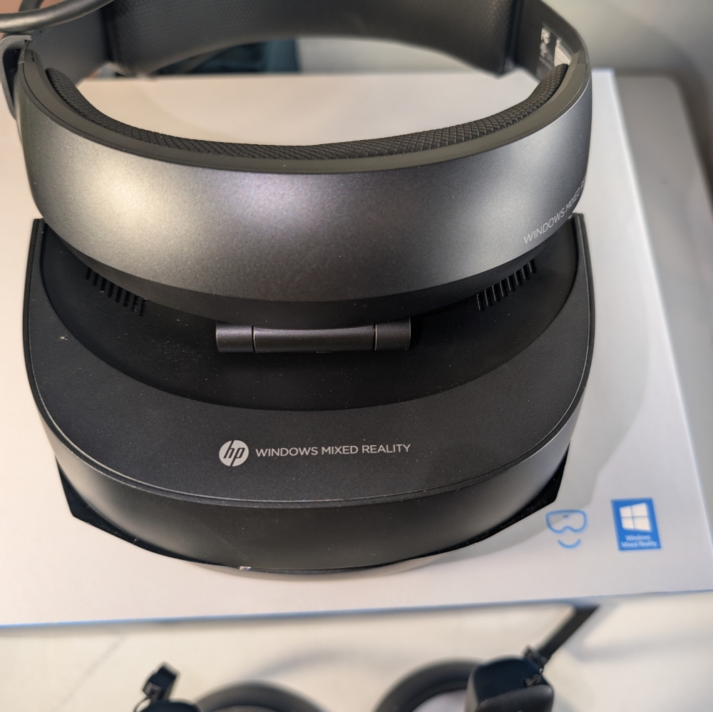 HP VR1000-100 Windows Mixed Reality (WMR) Headset with Controllers - Picture 5 of 7
